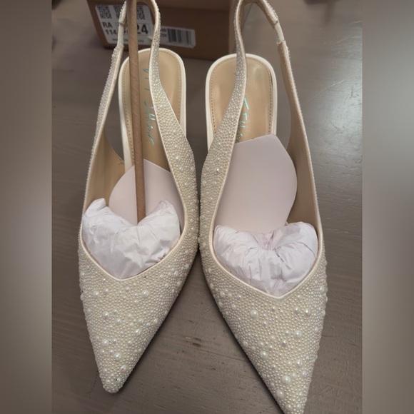 Betsey Johnson Women's Clark Pump, Ivory, 9.5 Wide- wore once basically new - Picture 9 of 11